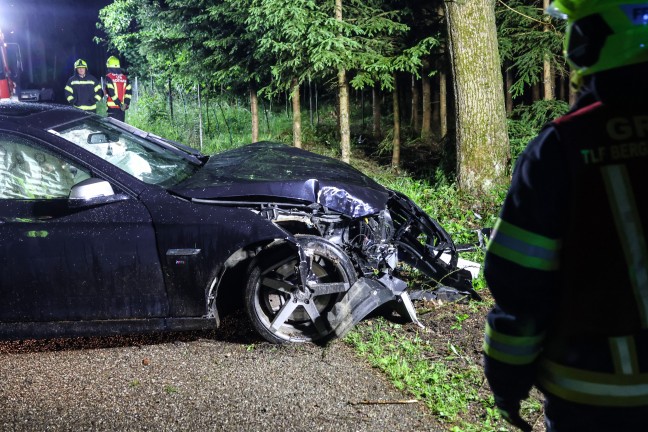 Auto in einem Waldst�ck in Bad Wimsbach-Neydharting gegen mehrere B�ume geprallt