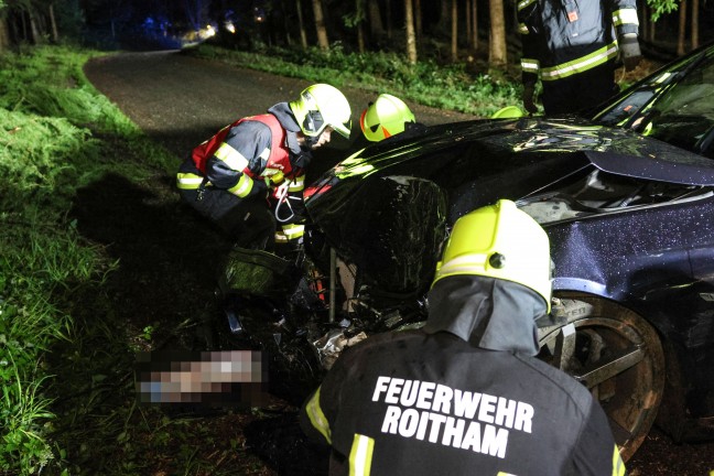 Auto in einem Waldst�ck in Bad Wimsbach-Neydharting gegen mehrere B�ume geprallt