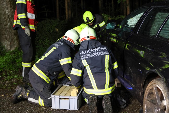 Auto in einem Waldst�ck in Bad Wimsbach-Neydharting gegen mehrere B�ume geprallt