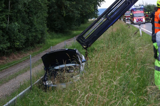 Personenrettung: Auto auf Steyrer Stra�e bei Kronstorf von Fahrbahn abgekommen