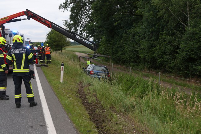 Personenrettung: Auto auf Steyrer Stra�e bei Kronstorf von Fahrbahn abgekommen