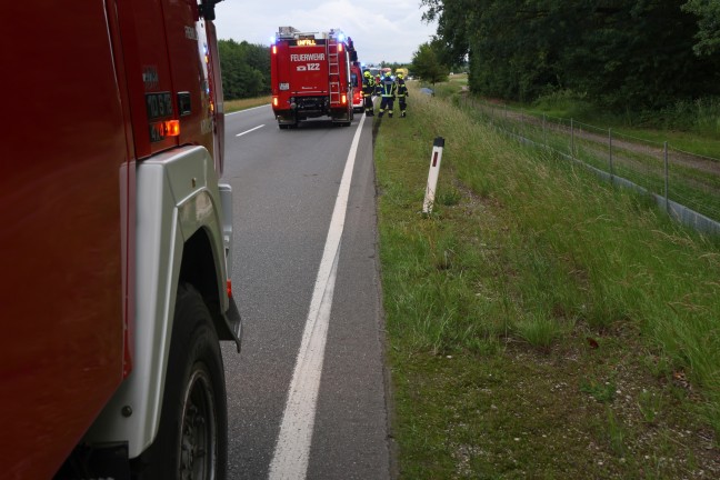 Personenrettung: Auto auf Steyrer Stra�e bei Kronstorf von Fahrbahn abgekommen
