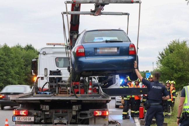 Personenrettung: Auto auf Steyrer Stra�e bei Kronstorf von Fahrbahn abgekommen