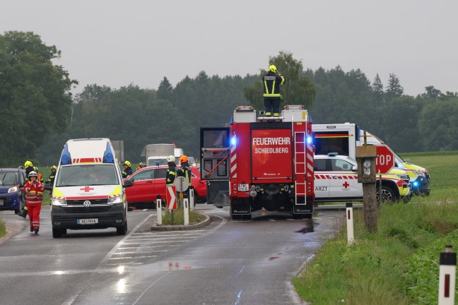 Schwerer Crash zwischen Mopedauto und PKW in Schiedlberg fordert eine verletzte Person