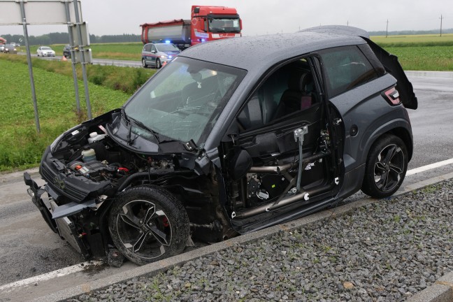 Schwerer Crash zwischen Mopedauto und PKW in Schiedlberg fordert eine verletzte Person