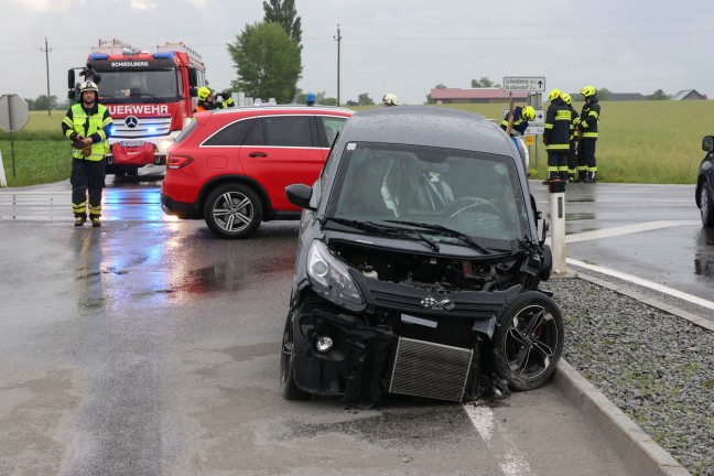 Schwerer Crash zwischen Mopedauto und PKW in Schiedlberg fordert eine verletzte Person