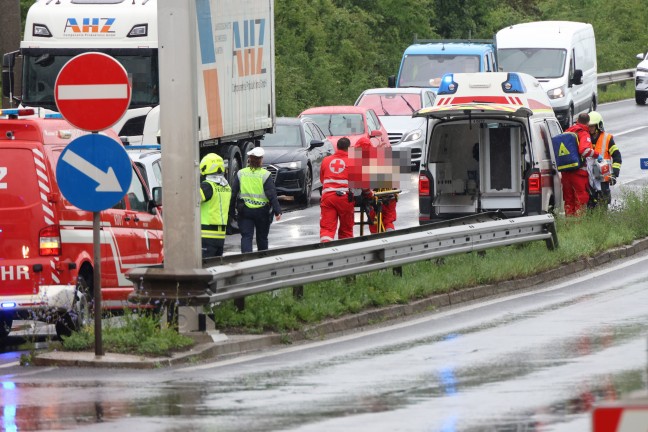 Einsatzkr�fte nach Verkehrsunfall auf Wiener Stra�e in Leonding im Einsatz
