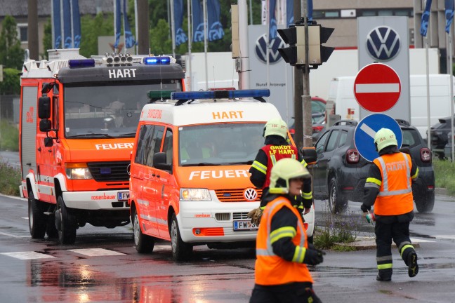 Einsatzkr�fte nach Verkehrsunfall auf Wiener Stra�e in Leonding im Einsatz