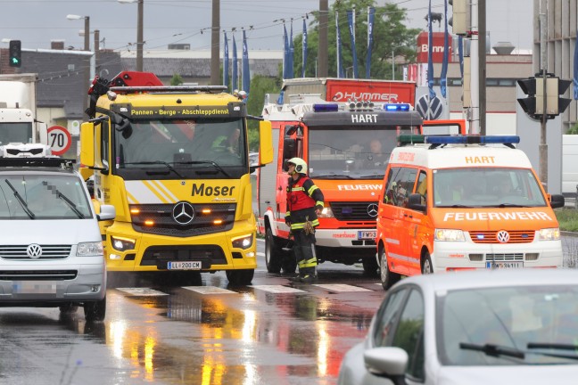 Einsatzkr�fte nach Verkehrsunfall auf Wiener Stra�e in Leonding im Einsatz
