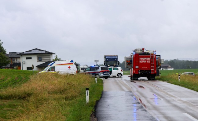 Aufr�umarbeiten nach Kreuzungsunfall zwischen zwei PKW in Handenberg