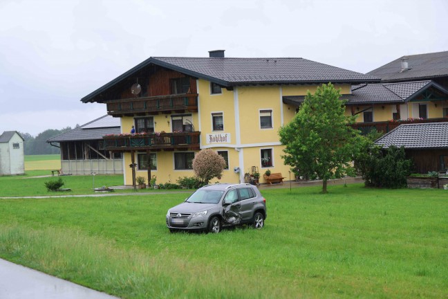 Aufr�umarbeiten nach Kreuzungsunfall zwischen zwei PKW in Handenberg