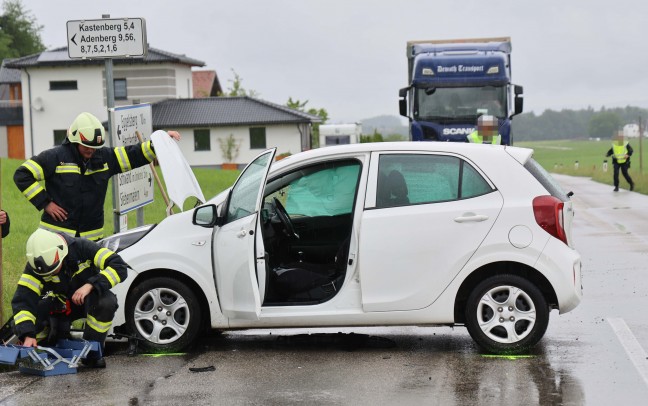 Aufr�umarbeiten nach Kreuzungsunfall zwischen zwei PKW in Handenberg