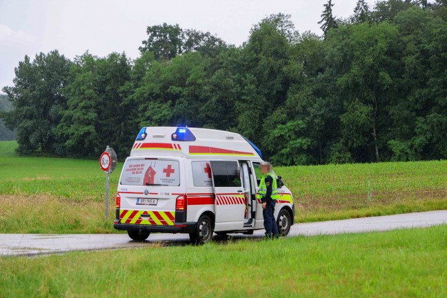 Aufr�umarbeiten nach Kreuzungsunfall zwischen zwei PKW in Handenberg