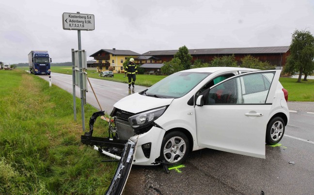 Aufr�umarbeiten nach Kreuzungsunfall zwischen zwei PKW in Handenberg