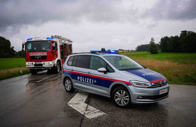 Aufr�umarbeiten nach Kreuzungsunfall zwischen zwei PKW in Handenberg