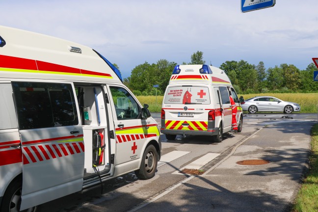 Rettungseinsatz nach Kreuzungsunfall zwischen zwei PKW in Wels-Pernau