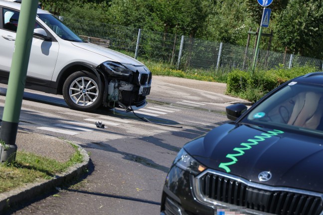 Rettungseinsatz nach Kreuzungsunfall zwischen zwei PKW in Wels-Pernau