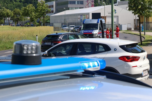 Rettungseinsatz nach Kreuzungsunfall zwischen zwei PKW in Wels-Pernau