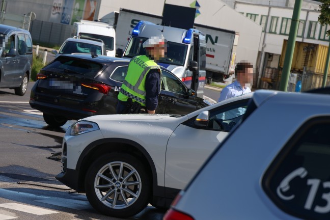 Rettungseinsatz nach Kreuzungsunfall zwischen zwei PKW in Wels-Pernau