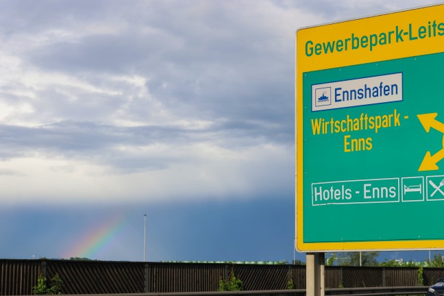Brandeinsatz: Zwei Feuerwehren kurzzeitig bei Entsorgungsunternehmen in Enns im Einsatz