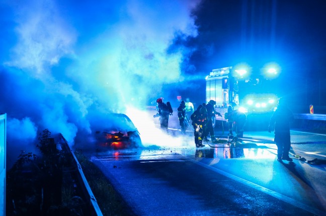 Auto in Vollbrand: PKW stand auf Welser Autobahn bei Wei�kirchen an der Traun in Flammen