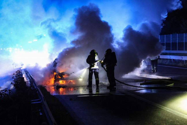 Auto in Vollbrand: PKW stand auf Welser Autobahn bei Wei�kirchen an der Traun in Flammen