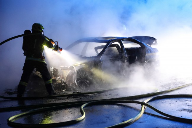 Auto in Vollbrand: PKW stand auf Welser Autobahn bei Wei�kirchen an der Traun in Flammen