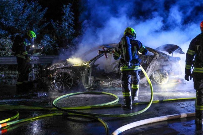 Auto in Vollbrand: PKW stand auf Welser Autobahn bei Wei�kirchen an der Traun in Flammen
