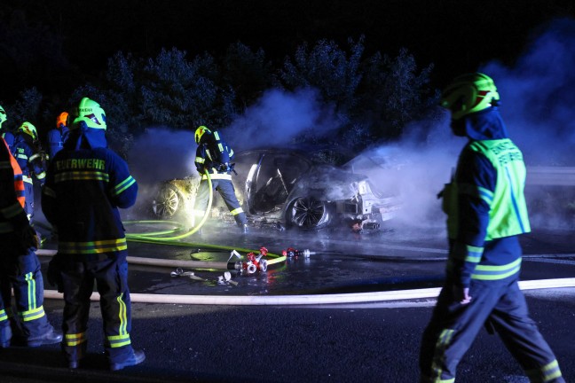 Auto in Vollbrand: PKW stand auf Welser Autobahn bei Wei�kirchen an der Traun in Flammen