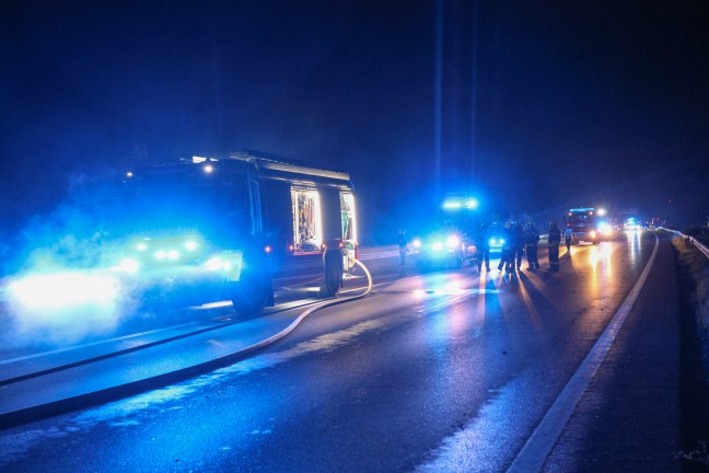 Auto in Vollbrand: PKW stand auf Welser Autobahn bei Wei�kirchen an der Traun in Flammen