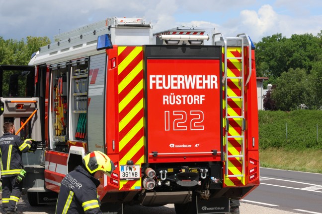 Traktor umgest�rzt: Einsatzkr�fte zu Personenrettung nach R�storf alarmiert