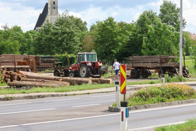 Traktor umgest�rzt: Einsatzkr�fte zu Personenrettung nach R�storf alarmiert