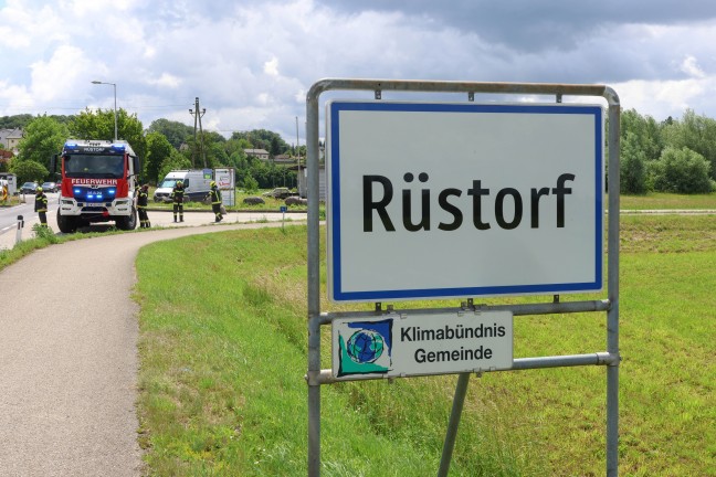 Traktor umgest�rzt: Einsatzkr�fte zu Personenrettung nach R�storf alarmiert