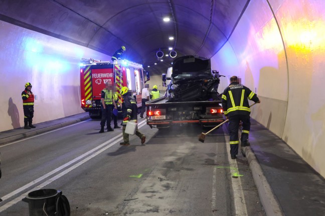 Schwerer Verkehrsunfall auf der Steyrtalstra�e im Tunnel Gr�nburg in Waldneukirchen