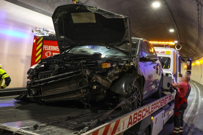Schwerer Verkehrsunfall auf der Steyrtalstra�e im Tunnel Gr�nburg in Waldneukirchen