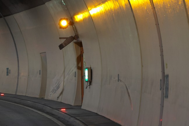 Schwerer Verkehrsunfall auf der Steyrtalstra�e im Tunnel Gr�nburg in Waldneukirchen