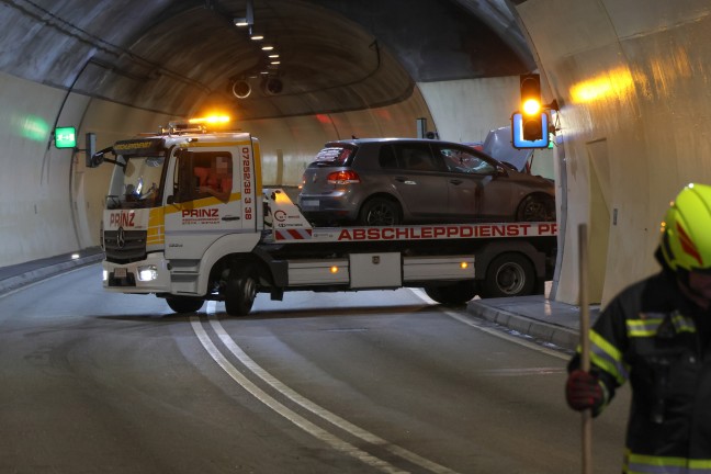 Schwerer Verkehrsunfall auf der Steyrtalstra�e im Tunnel Gr�nburg in Waldneukirchen