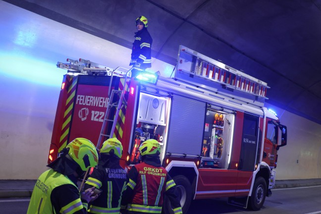 Schwerer Verkehrsunfall auf der Steyrtalstra�e im Tunnel Gr�nburg in Waldneukirchen