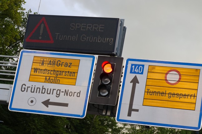 Schwerer Verkehrsunfall auf der Steyrtalstra�e im Tunnel Gr�nburg in Waldneukirchen