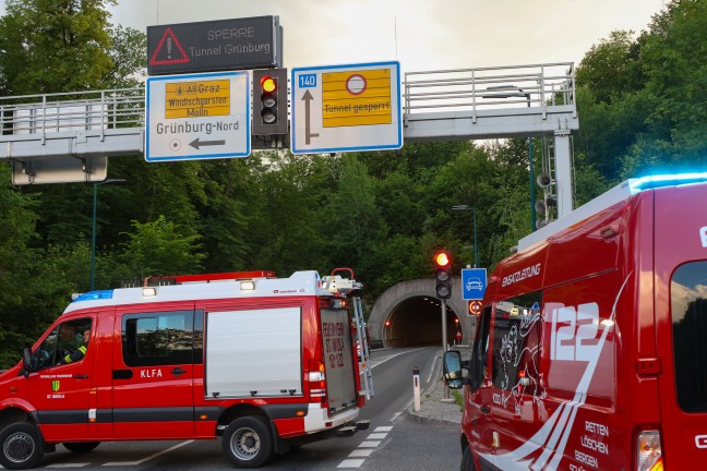 Schwerer Verkehrsunfall auf der Steyrtalstra�e im Tunnel Gr�nburg in Waldneukirchen