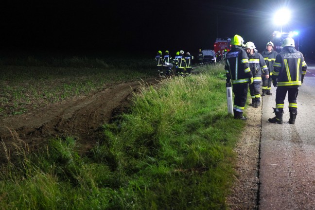 Kleintransporter �berschlagen: Drei Feuerwehren nach Verkehrsunfall in Eberschwang im Einsatz