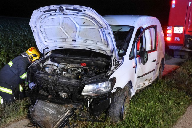 Kleintransporter �berschlagen: Drei Feuerwehren nach Verkehrsunfall in Eberschwang im Einsatz