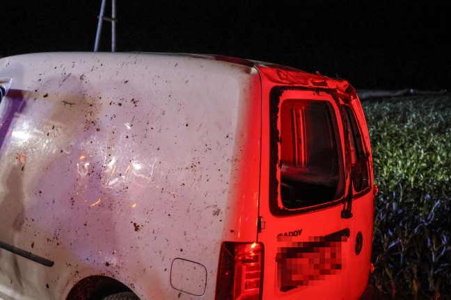 Kleintransporter �berschlagen: Drei Feuerwehren nach Verkehrsunfall in Eberschwang im Einsatz