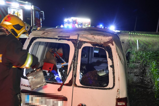 Kleintransporter �berschlagen: Drei Feuerwehren nach Verkehrsunfall in Eberschwang im Einsatz