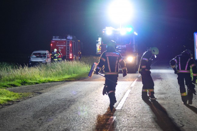 Kleintransporter �berschlagen: Drei Feuerwehren nach Verkehrsunfall in Eberschwang im Einsatz