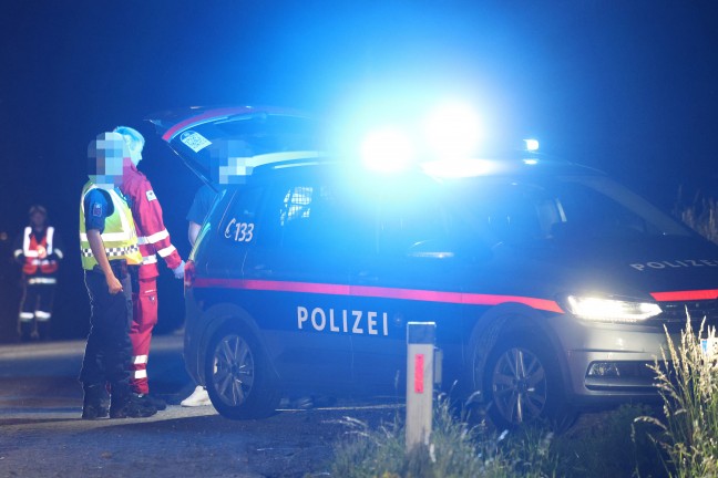 Kleintransporter �berschlagen: Drei Feuerwehren nach Verkehrsunfall in Eberschwang im Einsatz