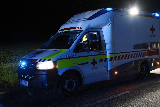 Kleintransporter �berschlagen: Drei Feuerwehren nach Verkehrsunfall in Eberschwang im Einsatz