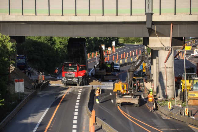 Br�ckeneinschub: 1.800 Tonnen schwere Eisenbahnbr�cke �ber Welser Autobahn bei Marchtrenk geschoben