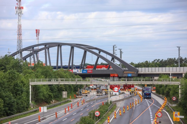 Br�ckeneinschub: 1.800 Tonnen schwere Eisenbahnbr�cke �ber Welser Autobahn bei Marchtrenk geschoben