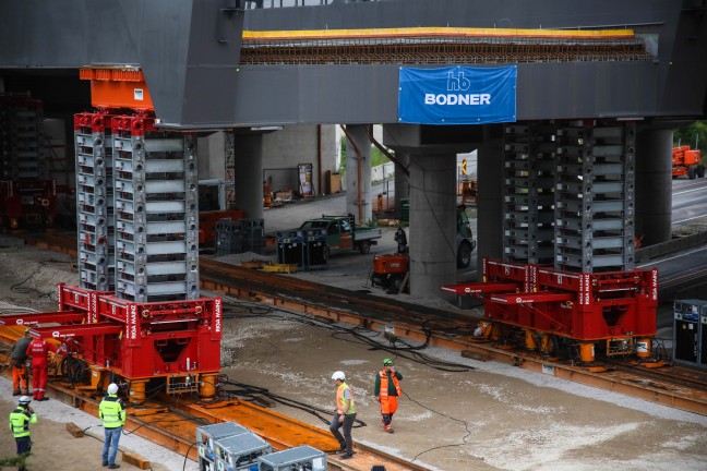 Br�ckeneinschub: 1.800 Tonnen schwere Eisenbahnbr�cke �ber Welser Autobahn bei Marchtrenk geschoben